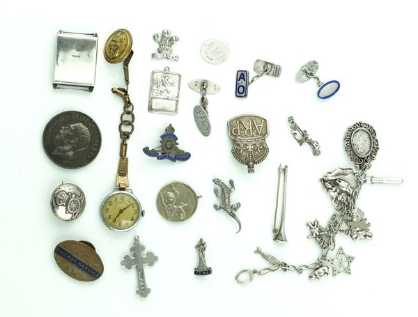 A GROUP OF SILVER AND OTHER JEWELLERY AND COLLECTABLES (QTY)