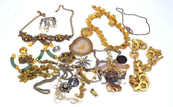 A LARGE COLLECTION OF COSTUME JEWELLERY (QTY)