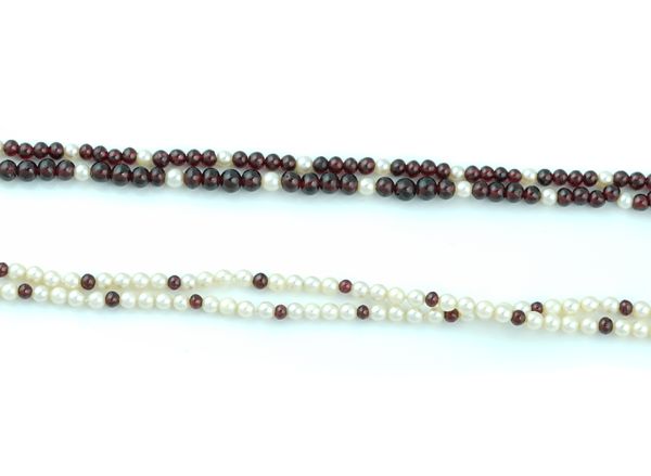 A GARNET BEAD AND CULTURED PEARL NECKLACE