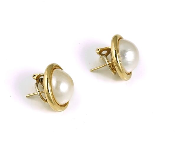 A PAIR OF MABE CULTURED PEARL AND 18CT GOLD EARCLIPS