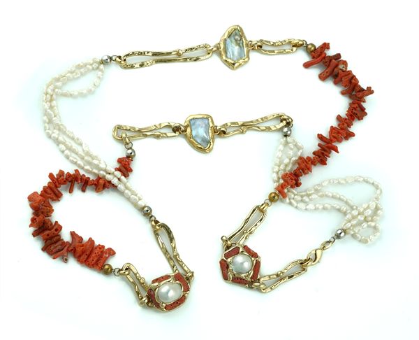 A GILT METAL, CORAL AND FRESHWATER CULTURED PEARL NECKLACE