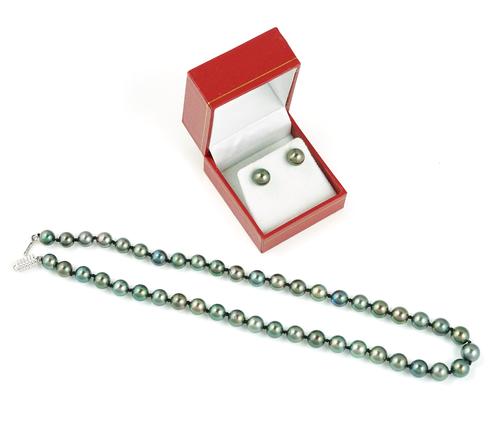 A SINGLE ROW NECKLACE OF SLIGHTLY GRADUATED GREY TINTED CULTURED PEARLS AND A PAIR OF EARSTUDS (2)