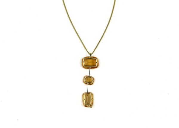 A GOLD AND CITRINE THREE STONE PENDANT WITH A GOLD NECKCHAIN (2)
