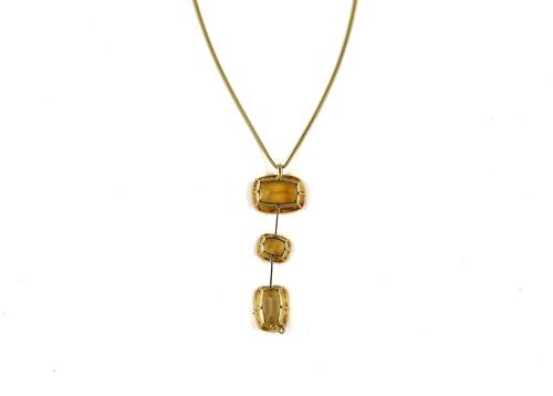 A GOLD AND CITRINE THREE STONE PENDANT WITH A GOLD NECKCHAIN (2)