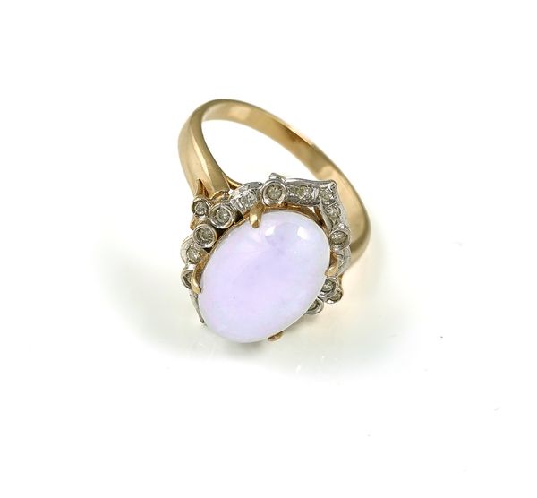 A GOLD, LAVENDER COLOURED JADE AND DIAMOND OVAL CLUSTER RING