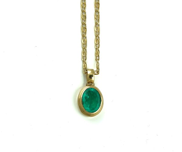 A GOLD AND EMERALD SINGLE STONE PENDANT WITH A GOLD NECKCHAIN (2)