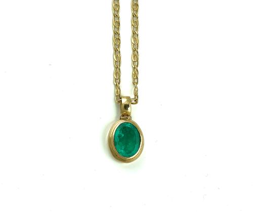 A GOLD AND EMERALD SINGLE STONE PENDANT WITH A GOLD NECKCHAIN (2)
