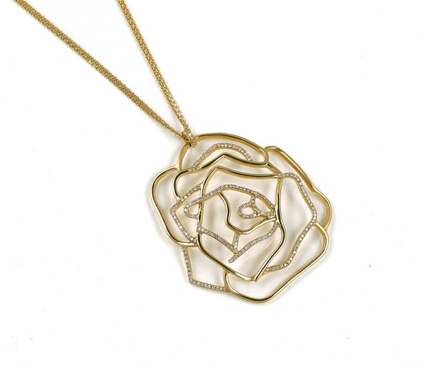 A GOLD AND DIAMOND PENDANT WITH A GOLD NECKCHAIN (2)