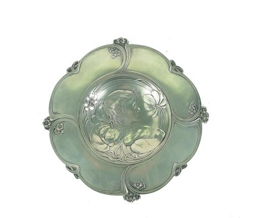 AN ART NOUVEAU PEWTER WALL PLAQUE (2)