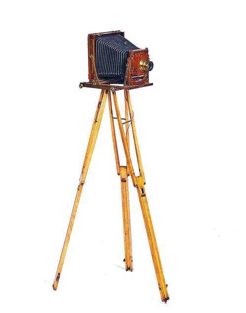 'THE NATIONAL CAMERA' A HALF PLATE FIELD CAMERA WITH STAND