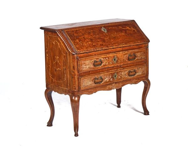 AN 18TH CENTURY ITALIAN MARQUETRY INLAID ELM BUREAU