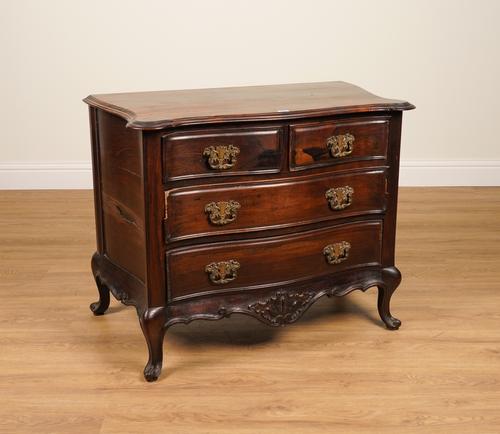 AN EARLY 20TH CENTURY ROSEWOOD SERPENTINE COMMODE ON SCROLL FEET