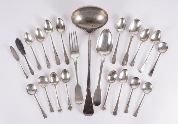 A GROUP OF SILVER AND PLATED TABLE FLATWARE (QTY)