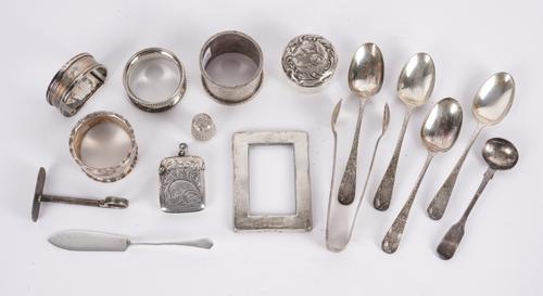 A GROUP OF SILVER AND SILVER MOUNTED WARES (16)