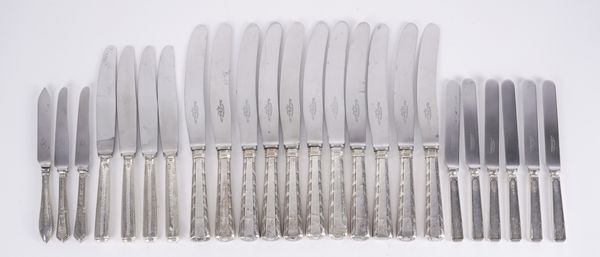 A SET OF SIX TEA KNIVES AND FURTHER KNIVES (QTY)