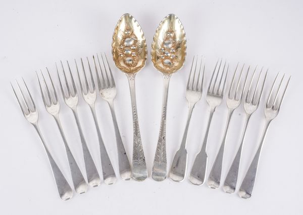 A GROUP OF SILVER TABLE FLATWARE (12)