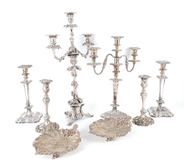 A SILVER PLATED THREE LIGHT CANDELABRA AND FURTHER PLATED WARES (5)