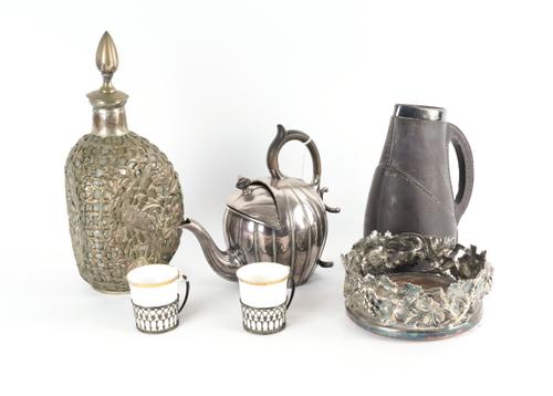 A SILVER MOUNTED DOULTON JUG, TWO SILVER CUP STANDS AND THREE PLATED ITEMS (6)