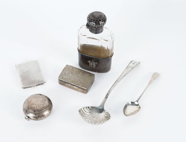 A SILVER MOUNTED GLASS SPIRIT FLASK AND FIVE FURTHER ITEMS OF SILVER (6)