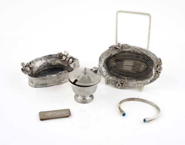 A SILVER MUSTARD POT AND FOUR FURTHER ITEMS (5)