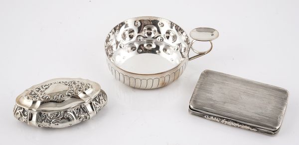 A SILVER TRINKET BOX AND TWO FURTHER ITEMS (3)