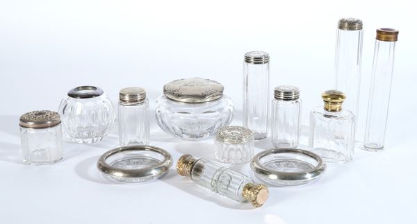 A SILVER MOUNTED FACETED GLASS DOUBLE-ENDED SCENT BOTTLE AND TWELVE FURTHER ITEMS (13)