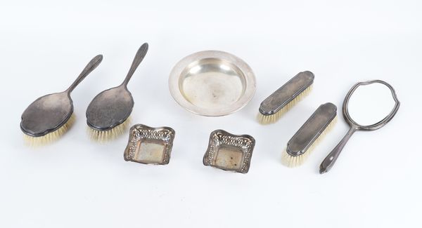 A GROUP OF SILVER ASND SILVER MOUNTED WARES (8)