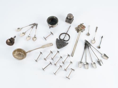 A GROUP OF MOSTLY ASIAN AND FOREIGN WARES (28)