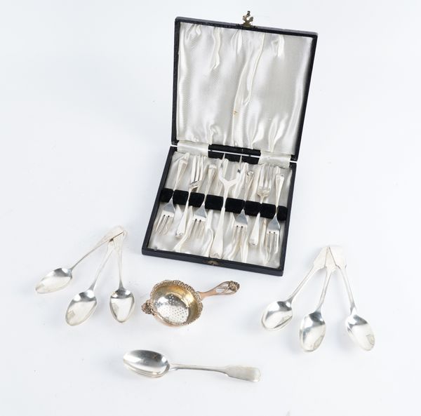 A SILVER TEA STRAINER AND A GROUP OF SILVER FLATWARE (16)