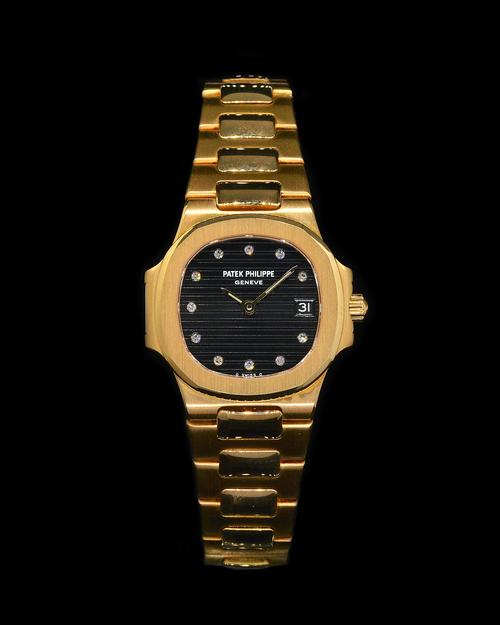 PATEK PHILIPPE: A LADIES DIAMOND-SET "NAUTILUS" QUARTZ WRISTWATCH