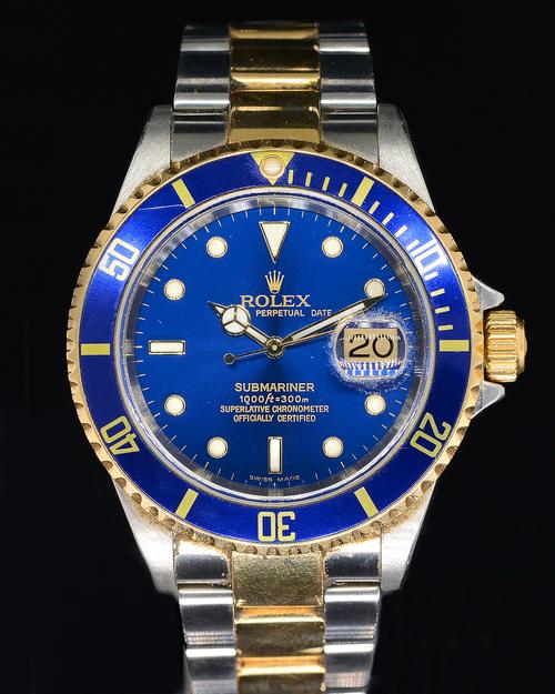 A GENTLEMAN'S STAINLESS STEEL AND GOLD ROLEX SUBMARINER AUTOMATIC WRISTWATCH