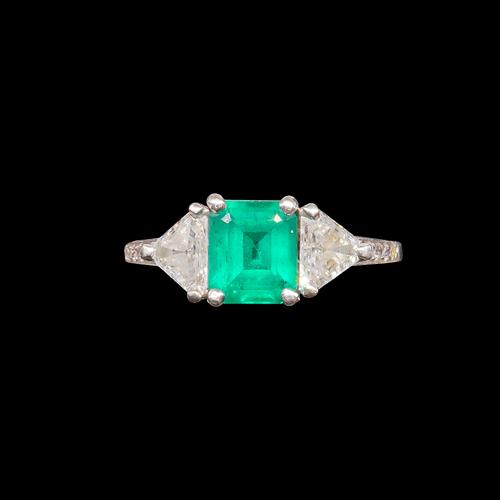 A TIFFANY & CO EMERALD AND DIAMOND THREE STONE RING