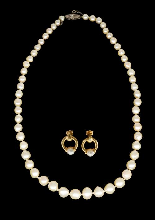 A PAIR OF GOLD AND CULTURED PEARL EARRINGS AND NECKLACE (3)