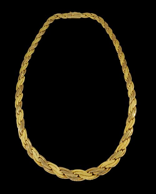 A FRENCH GOLD NECKLACE