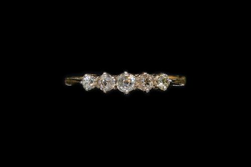 A GOLD AND DIAMOND FIVE STONE RING