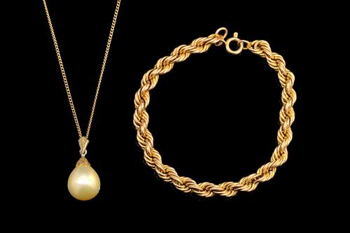A BRACELET AND A PENDANT WITH A CHAIN (2)