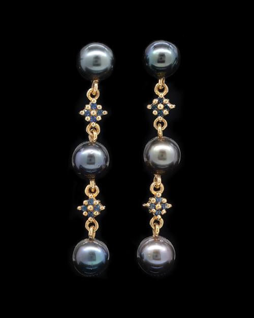 A PAIR OF SAPPHIRE AND GREY CULTURED PEARL EARRINGS