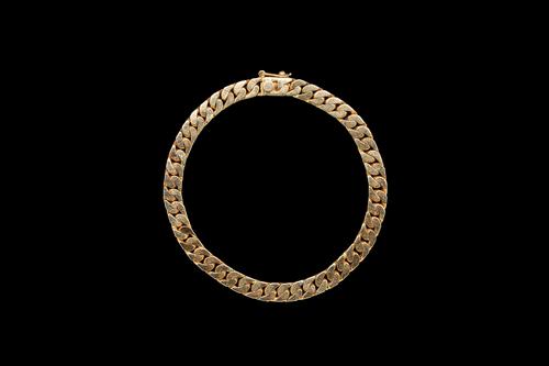 A GOLD CURB BRACELET IN 14CT GOLD