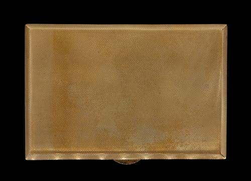A GOLD RECTANGULAR CIGARETTE CASE IN 9 CT