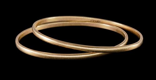 TWO PLAIN OVAL BANGLES IN 9 CT GOLD