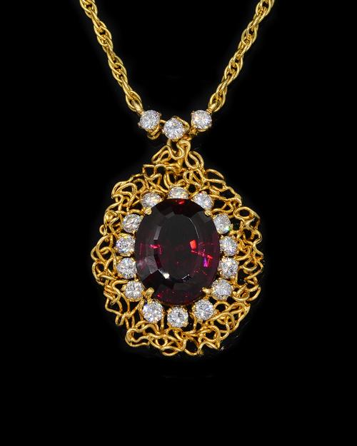 A GARNET AND DIAMOND CLUSTER PENDANT NECKLACE