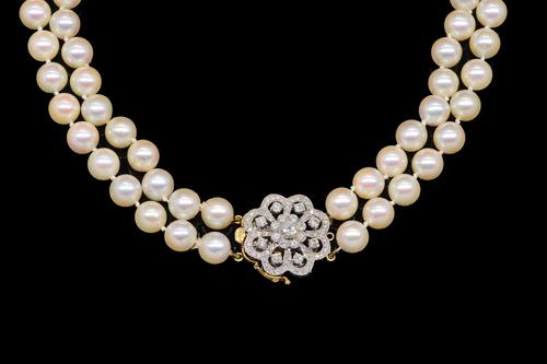 A CULTURED PEARL NECKLACE WITH DIAMOND SET CLASP