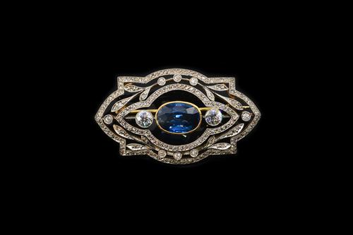 AN EDWARIDAN SAPPHIRE AND DIAMOND BROOCH