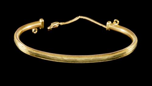 A GOLD TORQUE BANGLE