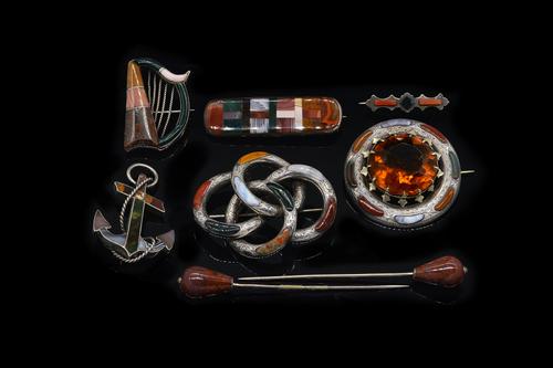 A GROUP OF EIGHT ITEMS OF SCOTTISH STYLE JEWELLERY (8)