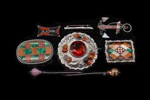 A GROUP OF EIGHT ITEMS OF MOSTLY SCOTTISH STYLE JEWELLERY (8)