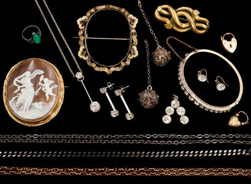 A GROUP OF FIFTEEN ITEMS OF JEWELLERY (15)