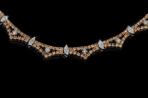 A DIAMOND SET NECKLACE