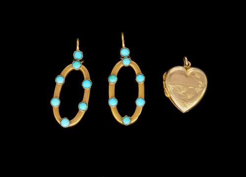 A PAIR OF FRENCH GOLD AND TURQUOISE EARRINGS AND A HEART SHAPED PENDANT LOCKET (3)