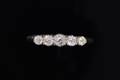 AN EDWARDIAN DIAMOND FIVE STONE RING
